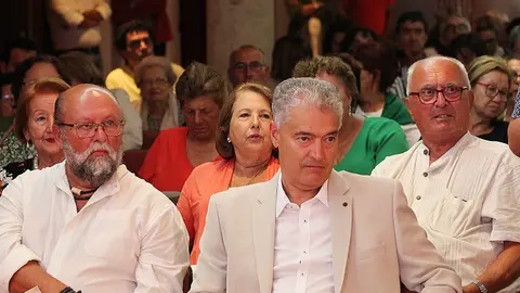 Imagen de José Juan Cruz junto a Nicolás Saavedra.