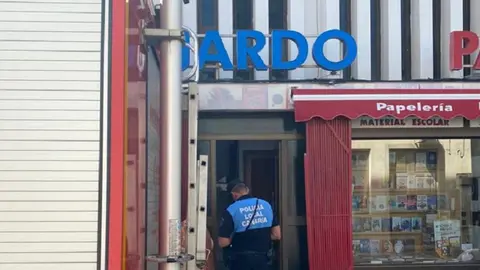 Imagen de la Policía Local y el camión de los bomberos en la calle de la vivienda afectada.