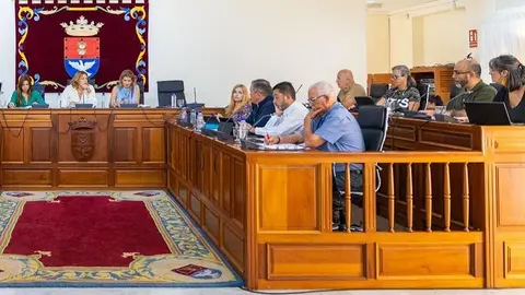 Imagen de Astid Pérez y de la oposición en un pleno del Ayuntamiento de Arrecife.