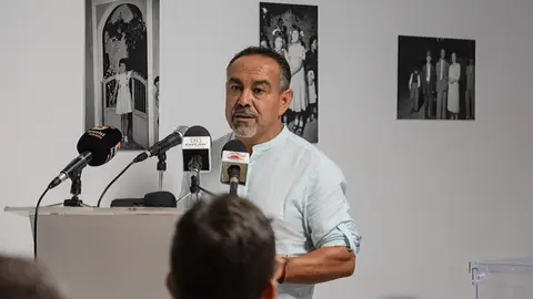 Imagen de la elección de Víctor Robayna como candidato en Haría.