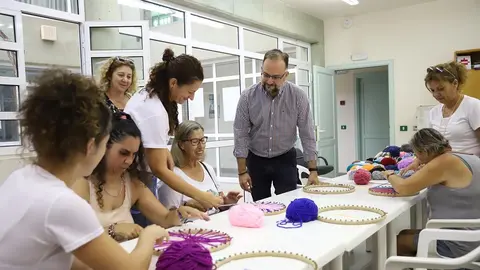 Imagen de Jorge Peñas visitanto a las participantes del proyecto Tradición en Acción.