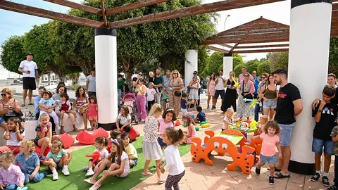 Imagen de los más jóvenes de San Bartolomé disfrutando de proyecto Dinamización Infantil.