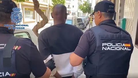 Imagen del detenido siendo escoltado por la Policía Nacional.