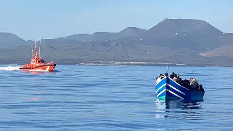 Imagen de la última patera localizada en las cercanías La Graciosa.