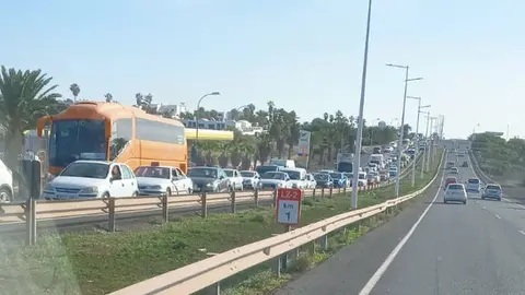 Imagen de las retenciones que se han producido en la autov&iacute;a de Arrecife.