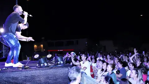 Imagen de los asistentes disfrutando del concierto de Andy y Lucas.