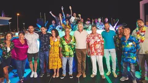 Imagen de los representantes públicos junto a los diferentes participantes del concurso.