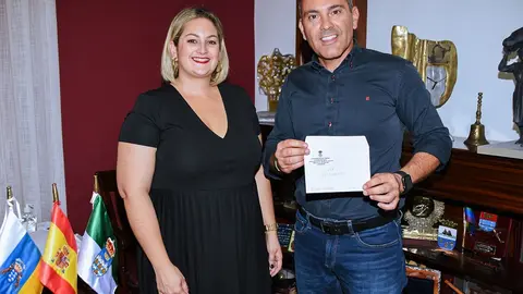 Imagen de Oswaldo Betancort junto a Sara Bermúdez.
