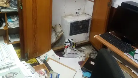 Aspecto de cómo quedó uno de los despachos del Torrelavega después de la entrada de los ladrones