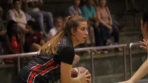 Imagen de una jugadora del Magec Tías durante la disputa de un partido en la Ciudad Deportiva de Lanzarote.