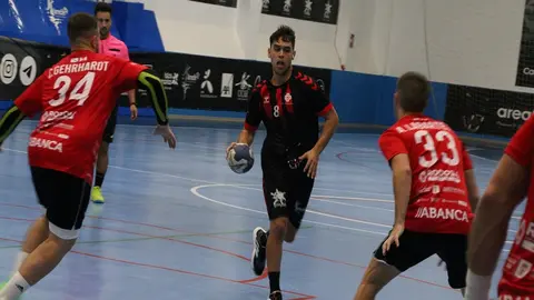 Imagen de Acoidan Martín intentando penetrar la defensa del BM Reconquista.