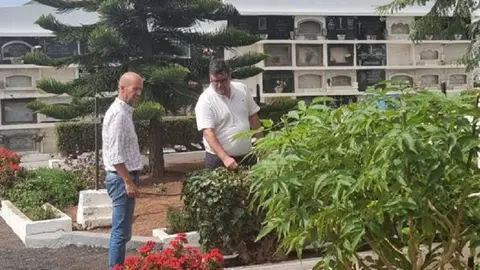 El alcalde, Isidro Pérez, y el concejal Raúl de León supervisando que todo estuviera como tiene que estar.