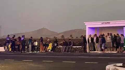 El grupo de inmigrantes en la parada de guagua de Las Caletas