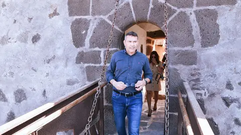El alcalde de Teguise, Oswaldo Betancort, visitando las obras del castillo.