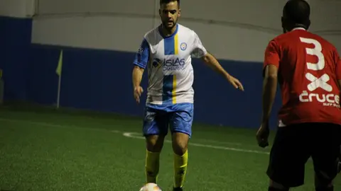 Imagen de un jugador de la Liga Insular de Fútbol Veterano de Lanzarote a punto de golpear el balón.