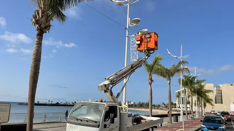 Imagen  de la instalación del alumbrado de navidad.