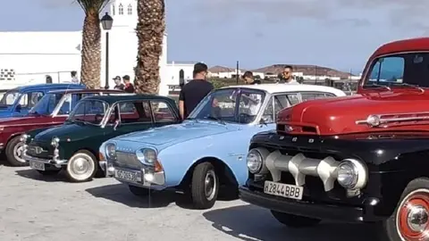 Imagen de los vehículos exhibidos en Tinajo.