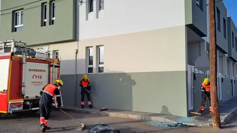 Imagen de los bomberos en el momento de su actuación en este siniestro.