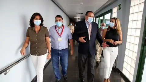 Noelia Umpiérrez junto al gerente del Hospital Molina Orosa, José Luis Aparicio, el consejero de Sanidad, Blas Trujillo, y la presidenta del Cabildo, María Dolores Corujo
