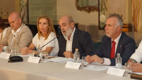 Imagen de la presidenta de Asolan junto al presidente del Gobierno de Canarias y otros representantes de las patronales del sector