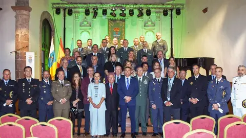 Imagen de los integrantes de la Corporación y de los Cuerpos y Fuerzas de Seguridad del Estado y del Ejército presentes