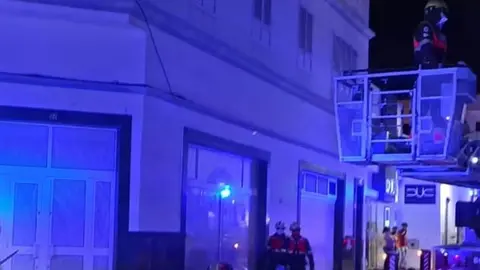 Momento en el que los bomberos tienen que utilizar su grúa para acceder al lugar