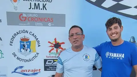 Daniel Hernández con el presidente de la Federación Canaria de Moto Náutica