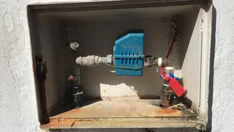 Imagen de un contador municipal precintado y cortado por Canal Gestión