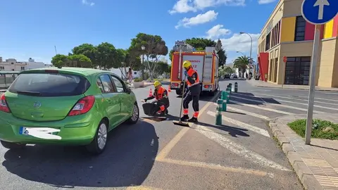Los bomberos limpiando la mancha de aceite en la Vía Medular.