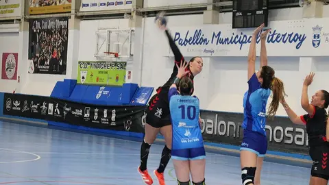 Imagen de una jugadora del San José Obrero realizando un lanzamiento.