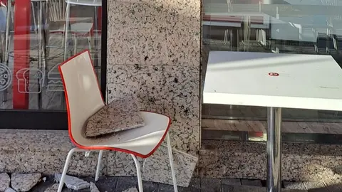 Imagen del trozo de losa que impacto en la cabeza de la persona accidentada.