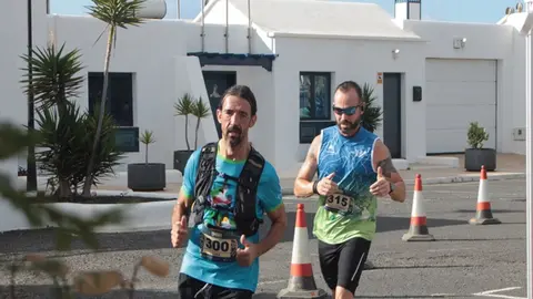 Imagen de dos participantes del Lanzarote Heroes.