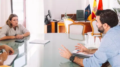 Astrid Pérez en la reunión con el Gerente del Consorcio Insular de Aguas