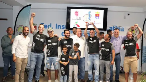 El Tritón alzando el trofeo 2022.