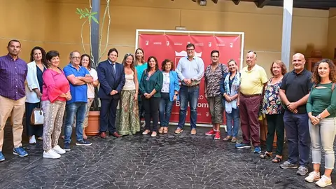 Imagen de Isidro Pérez junto a lo representantes de las ONGS