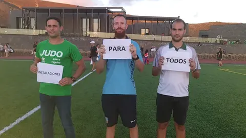 Imagen de los clubes de Teguise reivindicando su petición en la presentación de las escuelas deportivas.