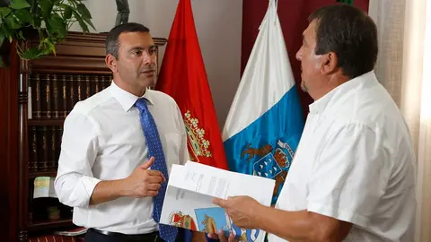 ALCALDE Y CONCEJAL ECO Y HDA TEGUISE