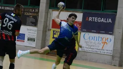Imagen de un jugador del Bueu realizando un lanzamiento.