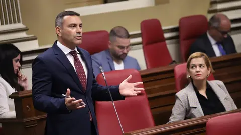 Oswaldo Betancort en el Parlamento de Canarias.