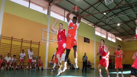 Imagen de un jugador del Aloe Plus Lanzarote Conejeros cogiendo un rebote.