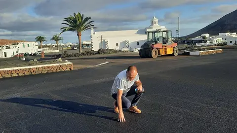 Imagen de Jesús Machín comprobando el estado de la plaza de Los Dolores.