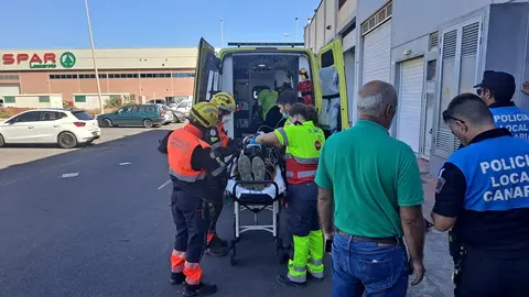 Imagen de la persona afectada siendo trasladada a la ambulancia.