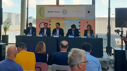 Imagen de la rueda de prensa que han ofrecido este jueves los promotores del centro comercial y los encargados de su gestión.