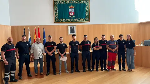Imagen de componentes de Protección Civil Tías y Bomberos Voluntarios Boluntis en el Ayuntamiento.