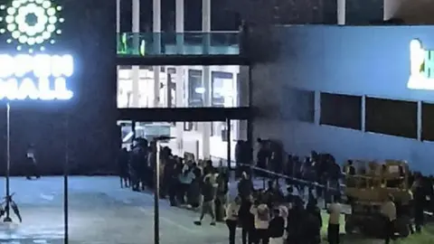 Imagen de los exteriores del Open Mall esta madrugada.