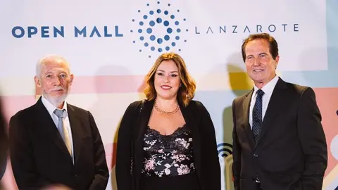 Astrid Pérez con Francisco González y Miguel Morales.