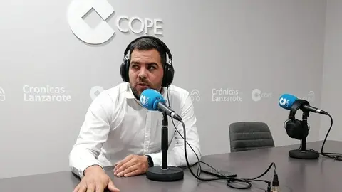 Jacobo Medina en el estudio de Crónicas Radio.
