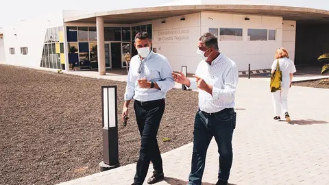 Oswaldo Betancort y Eugenio Robayna saliendo del centro de salud.