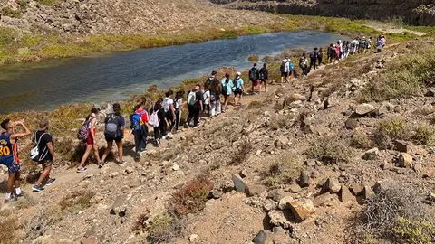 Imagen de archivo de jovenes haciendo senderismo.