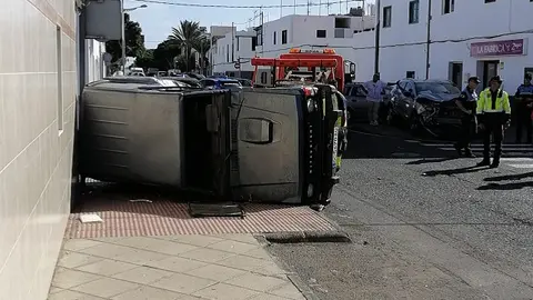 Imagen del vehículo volcado tras el accidente.